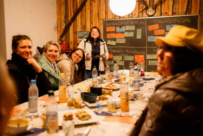 Unternehmerinnen-Netzwerktreffen auf dem Erlebnishof Roggenmühle Unternehmerinnen bringen den Netzwerkgedanken bei einem kleinen Workshop auf den aktuellen Stand