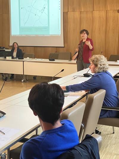 Informationsveranstaltung zu Verpackungsgesetz Gastronominnen und Gastronomen informierten sich über die Mehrwegpflicht, die mit den Neuerungen des Verpackungsgesetz in Kraft getreten ist und traten in Erfahrungsaustausch.