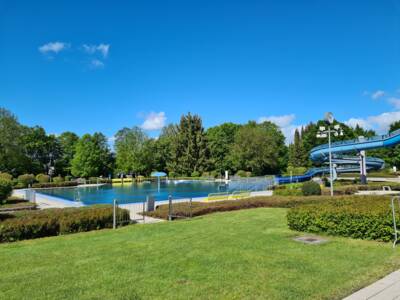 Erlebnisbecken mit Strömungskanal, Großrutsche, Wasserpilz und Sprudelliegen